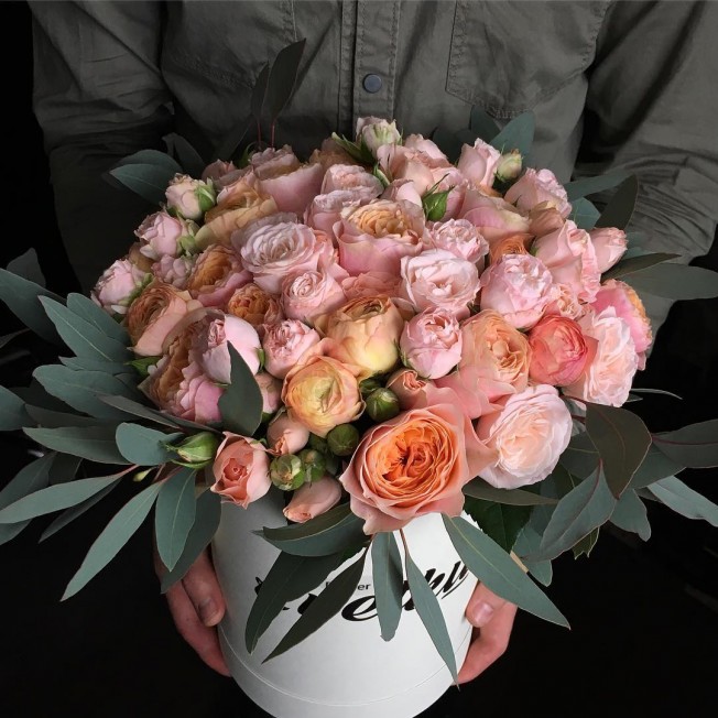 Цветы в коробке №34 - пионовидные розы, ранункулюсы